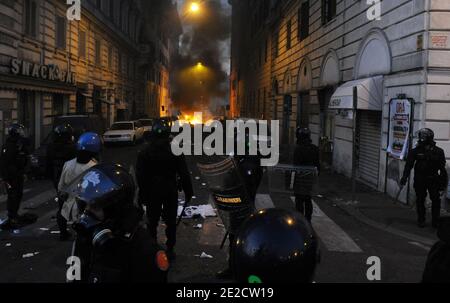 Des dizaines de milliers de personnes surnommé « indignados » (les indignés) ont défilé à Rome, en Italie, le 15 octobre 2011, alors que les manifestations contre le capitalisme et les mesures d'austérité se sont mondifiées. Des violences ont éclaté dans le centre-ville, où certains manifestants ont écrasé des vitrines et incendié des voitures. Photo par Eric Vandeville/ABACAPRESS.COM Banque D'Images