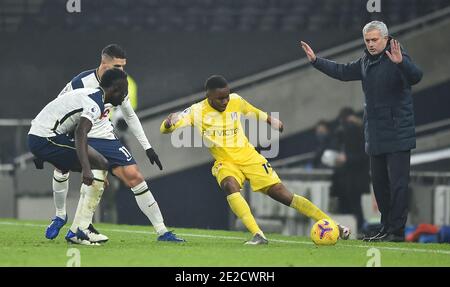 Le directeur de Tottenham Hotspur, Jose Mourinho, regarde Ademola Lookman de Fulham en action lors du match de la Premier League au Tottenham Hotspur Stadium, Londres. Banque D'Images