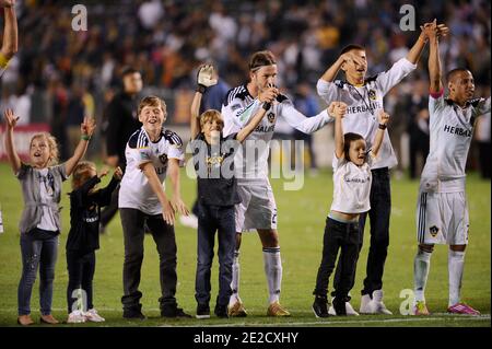 David Beckham avec ses fils Romeo, Brooklyn et Cruz sur le terrain après le match de football MLS entre LA Galaxy et Chivas USA à Los Angeles, CA, USA, 16 octobre 2011. Photo de Lionel Hahn/ABACAPRESS.COM Banque D'Images