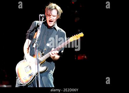 Le guitariste Josh Klinghoffer du Red Hot Chili Peppers se produit dans la salle de concert Paris-Bercy à Paris, France, le 18 octobre 2011. Photo par ABACAPRESS.COM Banque D'Images