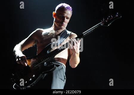 Le bassiste Flea, dont le vrai nom est Michael Peter Balzary, des Red Hot Chili Peppers se produit au concert Paris-Bercy à Paris, France, le 18 octobre 2011. Photo par ABACAPRESS.COM Banque D'Images