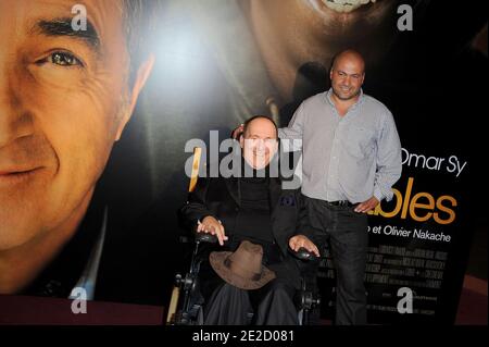 Philippe Pozzo di Borgo et Abdel Sellou participant à la première des "Intouchables" qui s'est tenue au Cinéma Gaumont Marignan à Paris, France, le 18 octobre 2011. Photo de Nicolas Briquet/ABACAPRESS.COM Banque D'Images