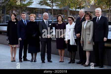 Les chefs d'État nordiques posent pour une photo au National September 11 Memorial à New York le vendredi 21 octobre 2011. De gauche à droite, la princesse royale Mary et le prince héritier Frederik du Danemark; la présidente finlandaise Tarja Halonen; le roi Gustaf et la reine Silvia de Suède; la reine Sonja et le roi Harald de Norvège; et la première dame d'Islande Dorrit Mousaïeff et présidente d'Islande Olafur Ragnar Grimsson. Photo de Craig Ruttle/Pool/ABACAUSA.COM Banque D'Images