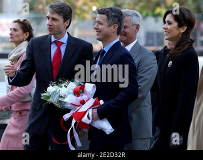 Le consul général du Danemark aux États-Unis Jarl Frijs-Madsen, à gauche, dirige le prince héritier Frederik, au centre, et la princesse couronne Mary, à droite, avant une visite et une cérémonie au Monument commémoratif national du 11 septembre avec d'autres chefs d'État nordiques à New York le vendredi 21 octobre 2011. Photo de Craig Ruttle/Pool/ABACAUSA.COM Banque D'Images