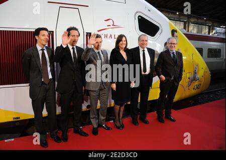 Steven Spielberg, Kathleen Kennedy, Gad Elmaleh et Jamie Bell participant à l'inauguration du « TGV Thalys Tintin » à la Gare du Nord le 22 octobre 2011 à Paris, France. Photo d'Alban Wyters/ABACAPRESS.COM Banque D'Images