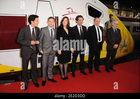 Steven Spielberg, Kathleen Kennedy, Gad Elmaleh et Jamie Bell participant à l'inauguration du « TGV Thalys Tintin » à la Gare du Nord le 22 octobre 2011 à Paris, France. Photo d'Alban Wyters/ABACAPRESS.COM Banque D'Images