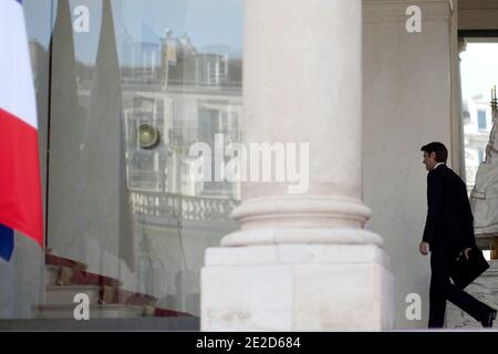 Xavier Bertrand, ministre français du travail, de l'emploi et de la santé, quitte le conseil de cabinet hebdomadaire à l'Elysée Palace de Paris, France, le 26 octobre 2011. Photo de Stephane Lemouton/ABACAPRESS.COM Banque D'Images