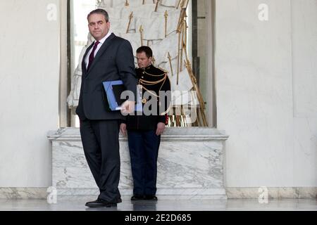 Xavier Bertrand, ministre français du travail, de l'emploi et de la santé, quitte le conseil de cabinet hebdomadaire à l'Elysée Palace de Paris, France, le 26 octobre 2011. Photo de Stephane Lemouton/ABACAPRESS.COM Banque D'Images