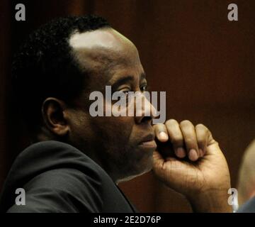 Le Dr Conrad Murray écoute lors du témoignage du Dr Robert Waldman, spécialiste de la toxicomanie, lors de la dernière étape de l'affaire de défense du Dr Conrad Murray dans le procès involontaire d'homicide involontaire coupable du décès du chanteur Michael Jackson à la Cour supérieure de Los Angeles à Los Angeles, CA, États-Unis, le 27 octobre 2011. Murray a plaidé non coupable et fait face à quatre ans de prison et à la perte de son permis médical s'il est reconnu coupable d'homicide involontaire coupable du décès de Michael Jackson. Photo de Paul Buck/Pool/ABACAPRESS.COM Banque D'Images