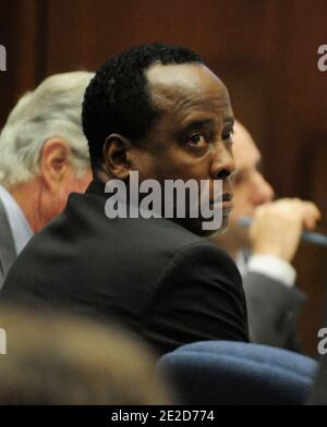 Le Dr Conrad Murray écoute lors du témoignage du Dr Robert Waldman, spécialiste de la toxicomanie, lors de la dernière étape de l'affaire de défense du Dr Conrad Murray dans le procès involontaire d'homicide involontaire coupable du décès du chanteur Michael Jackson à la Cour supérieure de Los Angeles à Los Angeles, CA, États-Unis, le 27 octobre 2011. Murray a plaidé non coupable et fait face à quatre ans de prison et à la perte de son permis médical s'il est reconnu coupable d'homicide involontaire coupable du décès de Michael Jackson. Photo de Paul Buck/Pool/ABACAPRESS.COM Banque D'Images