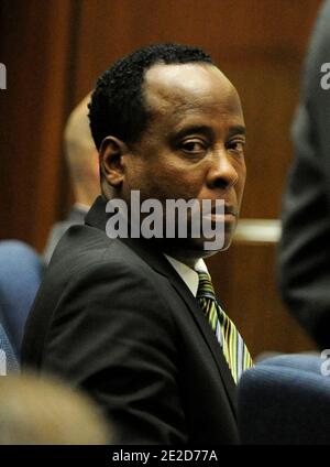 Le Dr Conrad Murray écoute pendant le témoignage du Dr Paul White, anesthésiste et expert en matière de propofol, au cours de la dernière étape de l'affaire de défense du Dr Conrad Murray dans le procès involontaire d'homicide involontaire coupable du décès du chanteur Michael Jackson à la Cour supérieure de Los Angeles à Los Angeles, en Californie, États-Unis le 27 octobre 2011. Murray a plaidé non coupable et fait face à quatre ans de prison et à la perte de son permis médical s'il est reconnu coupable d'homicide involontaire coupable du décès de Michael Jackson. Photo de Paul Buck/Pool/ABACAPRESS.COM Banque D'Images