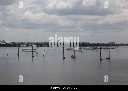 Vue de l'aéroport fermé Don Muang, comme les eaux montantes menacent des parties de Bangkok, Thaïlande, 29 octobre 2011. Des centaines d'usines ont fermé dans la province centrale de la Thaïlande d'Ayutthaya et de Nonthaburi alors que les eaux d'inondation ont commencé à atteindre Bangkok. Selon le Département de la prévention et de l'atténuation des catastrophes, près de 370 personnes sont mortes dans des incidents liés aux inondations depuis la fin de juillet, la Thaïlande ayant connu les pires inondations depuis 50 ans. Photo de Frédéric Belge/ABACAPRESS.COM Banque D'Images