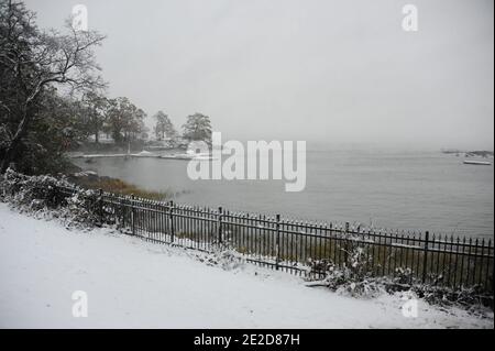 La première tempête de neige a frappé Larchmont, Westchester, NY, USA le 29 octobre 2011. Samedi, un début d'automne inhabituel, le Nor'easter a apporté un mélange de neige, de pluie et de neige fondante dans certaines parties de New York, et les autorités ont déclaré que Central Park a vu son octobre le plus enneigé jamais enregistré. Photo par JMP/ABACAPRESS.COM Banque D'Images