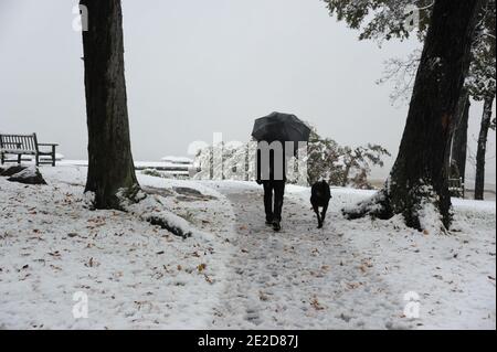 La première tempête de neige a frappé Larchmont, Westchester, NY, USA le 29 octobre 2011. Samedi, un début d'automne inhabituel, le Nor'easter a apporté un mélange de neige, de pluie et de neige fondante dans certaines parties de New York, et les autorités ont déclaré que Central Park a vu son octobre le plus enneigé jamais enregistré. Photo par JMP/ABACAPRESS.COM Banque D'Images