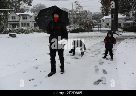 La première tempête de neige a frappé Larchmont, Westchester, NY, USA le 29 octobre 2011. Samedi, un début d'automne inhabituel, le Nor'easter a apporté un mélange de neige, de pluie et de neige fondante dans certaines parties de New York, et les autorités ont déclaré que Central Park a vu son octobre le plus enneigé jamais enregistré. Photo par JMP/ABACAPRESS.COM Banque D'Images