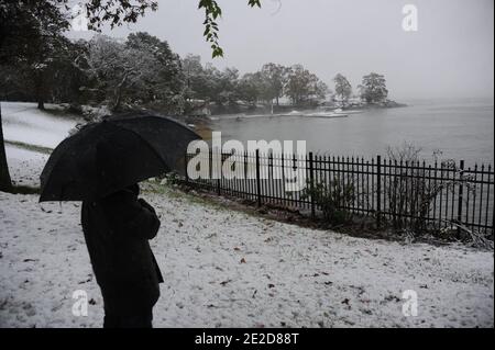 La première tempête de neige a frappé Larchmont, Westchester, NY, USA le 29 octobre 2011. Samedi, un début d'automne inhabituel, le Nor'easter a apporté un mélange de neige, de pluie et de neige fondante dans certaines parties de New York, et les autorités ont déclaré que Central Park a vu son octobre le plus enneigé jamais enregistré. Photo par JMP/ABACAPRESS.COM Banque D'Images