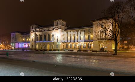 Nuit d'hiver vue sur la vieille maison de Spa à la ville principale Place de Krynica Zdroj dans le sud de la Pologne Banque D'Images