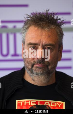 Le réalisateur français Luc Besson pose lors de la séance photo 'la Dame' au 3e Festival du film de Doha Tribeca, à Doha, au Qatar, le 29 octobre 2011. Photo par Ammar Abd Rabbo/ABACAPRESS.COM Banque D'Images