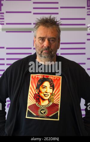 Le réalisateur français Luc Besson pose lors de la séance photo 'la Dame' au 3e Festival du film de Doha Tribeca, à Doha, au Qatar, le 29 octobre 2011. Photo par Ammar Abd Rabbo/ABACAPRESS.COM Banque D'Images