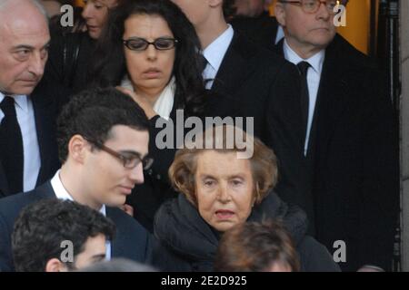 Dossier poto de Liliane Bettencourt, sa fille Françoise Bettencourt Meyers, Jean-Pierre Meyers et son petit-fils Jean-Victor Meyers vus aux funérailles d'André Bettencourt à Neuilly, France, le 22 novembre 2007. Liliane Bettencourt, qui est la femme la plus riche de France, est au milieu d'une affaire de justice avec sa fille Françoise Meyers concernant un milliard d'euros donné au photographe François Marie Banier. Photo par Ammar Abd Rabbo/ABACAPRESS.COM Banque D'Images