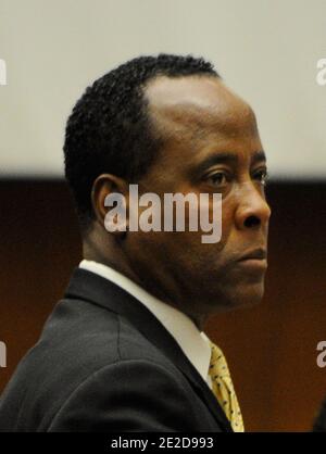 Le Dr Conrad Murray écoute pendant la dernière étape de la défense de Murray lors de son procès involontaire d'homicide involontaire coupable, le 31 octobre 2011, à la Cour supérieure de Los Angeles, à Los Angeles, en Californie, aux États-Unis. Murray a plaidé non coupable et fait face à quatre ans de prison et à la perte de son permis médical s'il est reconnu coupable d'homicide involontaire coupable de la mort de Jackson. Photo de Kevork Djansezian/Pool/ABACAPRESS.COM Banque D'Images