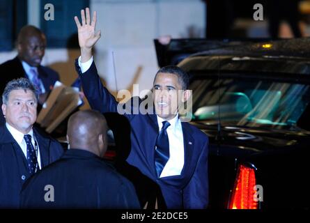 LE président AMÉRICAIN Barack Obama fait la vague alors qu'il quitte une cérémonie à Cannes, en France, le 4 novembre 2011, à la fin du sommet du G20 pour les chefs d'État et de gouvernement. Obama et le président français Nicolas Sarkozy ont participé à une cérémonie célébrant l’alliance entre les armées américaines et françaises. Photo de Lionel Bonaventure/Pool/ABACAPRESS.COM Banque D'Images