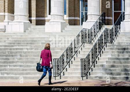 Une femme marche sur les marches du palais de justice du comté d'Alcorn, le 5 mars 2012, à Corinth, Mississippi. Banque D'Images