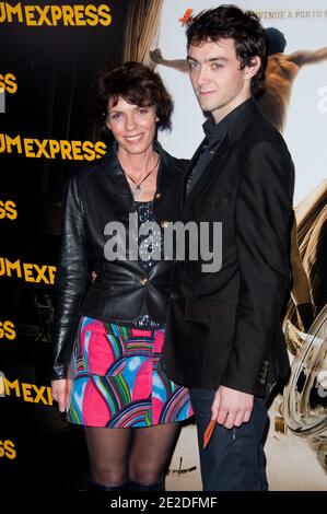 Elisabeth Bourgine et son Jules assistent à la première de Paris 'Rhum Express' (Journal de Rhum) qui s'est tenue au Cinéma Gaumont Marignan à Paris, France, le 8 novembre 2011. Photo de Nicolas Genin/ABACAPRESS.COM Banque D'Images