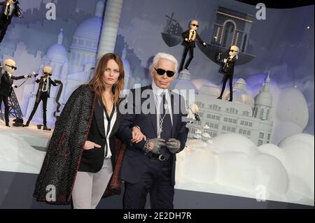 Vanessa Paradis et Karl Lagerfeld ont allumé les lumières de Noël au Printemps à Paris, en France, le 9 novembre 2011. Photo de Nicolas Briquet/ABACAPRESS.COM Banque D'Images