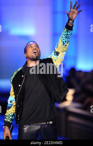 Kanye West se produit lors du Secret Fashion Show 2011 de Victoria, qui s'est tenu au Lexington Armory à New York, New York, États-Unis, le 9 novembre 2011. Photo de Lionel Hahn/ABACAPRESS.COM Banque D'Images