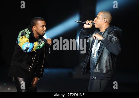 Kanye West et Jay-Z se déroulent lors du Secret Fashion Show 2011 de Victoria, qui s'est tenu à l'arsenal de Lexington à New York, New York, États-Unis, le 9 novembre 2011. Photo de Lionel Hahn/ABACAPRESS.COM Banque D'Images