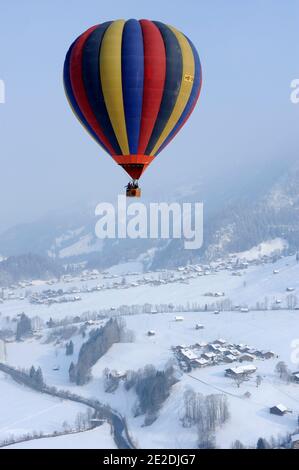 Depuis Gstaad, célèbre montgolfière suisse en France, le principal site touristique de France organise des vols en montgolfière à haute altitude au-dessus des Alpes suisses, Gstaad, Alpes suisses, 2011. Photos de David Lefranc/ ABACAPRESS.COM au dépôt de Gstaad,célèbre station suisse, France Montgollières, leader en France du tourisme aérostatique organiser des vols en haute altitude en montgolfie au dessus des Alpes Suisses, gstaad, alpes suisses, 2011. Photos par Lefranc David / ABACAPRESS.COM Banque D'Images