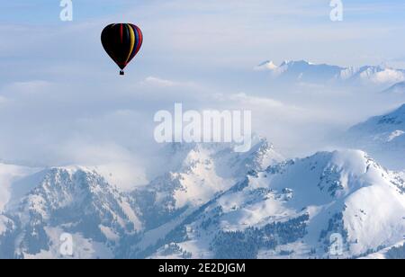 Depuis Gstaad, célèbre montgolfière suisse en France, le principal site touristique de France organise des vols en montgolfière à haute altitude au-dessus des Alpes suisses, Gstaad, Alpes suisses, 2011. Photos de David Lefranc/ ABACAPRESS.COM au dépôt de Gstaad,célèbre station suisse, France Montgollières, leader en France du tourisme aérostatique organiser des vols en haute altitude en montgolfie au dessus des Alpes Suisses, gstaad, alpes suisses, 2011. Photos par Lefranc David / ABACAPRESS.COM Banque D'Images