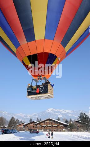 Depuis Gstaad, célèbre montgolfière suisse en France, le principal site touristique de France organise des vols en montgolfière à haute altitude au-dessus des Alpes suisses, Gstaad, Alpes suisses, 2011. Photos de David Lefranc/ ABACAPRESS.COM au dépôt de Gstaad,célèbre station suisse, France Montgollières, leader en France du tourisme aérostatique organiser des vols en haute altitude en montgolfie au dessus des Alpes Suisses, gstaad, alpes suisses, 2011. Photos par Lefranc David / ABACAPRESS.COM Banque D'Images