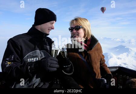 Depuis Gstaad, célèbre montgolfière suisse en France, le principal site touristique de France organise des vols en montgolfière à haute altitude au-dessus des Alpes suisses, Gstaad, Alpes suisses, 2011. Photos de David Lefranc/ ABACAPRESS.COM au dépôt de Gstaad,célèbre station suisse, France Montgollières, leader en France du tourisme aérostatique organiser des vols en haute altitude en montgolfie au dessus des Alpes Suisses, gstaad, alpes suisses, 2011. Photos par Lefranc David / ABACAPRESS.COM Banque D'Images