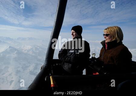 Depuis Gstaad, célèbre montgolfière suisse en France, le principal site touristique de France organise des vols en montgolfière à haute altitude au-dessus des Alpes suisses, Gstaad, Alpes suisses, 2011. Photos de David Lefranc/ ABACAPRESS.COM au dépôt de Gstaad,célèbre station suisse, France Montgollières, leader en France du tourisme aérostatique organiser des vols en haute altitude en montgolfie au dessus des Alpes Suisses, gstaad, alpes suisses, 2011. Photos par Lefranc David / ABACAPRESS.COM Banque D'Images