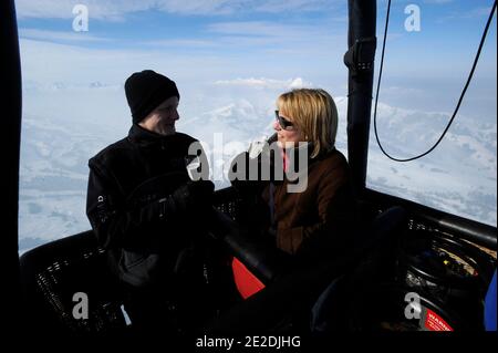 Depuis Gstaad, célèbre montgolfière suisse en France, le principal site touristique de France organise des vols en montgolfière à haute altitude au-dessus des Alpes suisses, Gstaad, Alpes suisses, 2011. Photos de David Lefranc/ ABACAPRESS.COM au dépôt de Gstaad,célèbre station suisse, France Montgollières, leader en France du tourisme aérostatique organiser des vols en haute altitude en montgolfie au dessus des Alpes Suisses, gstaad, alpes suisses, 2011. Photos par Lefranc David / ABACAPRESS.COM Banque D'Images