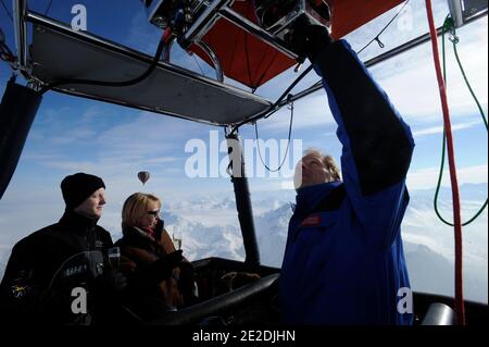 Depuis Gstaad, célèbre montgolfière suisse en France, le principal site touristique de France organise des vols en montgolfière à haute altitude au-dessus des Alpes suisses, Gstaad, Alpes suisses, 2011. Photos de David Lefranc/ ABACAPRESS.COM au dépôt de Gstaad,célèbre station suisse, France Montgollières, leader en France du tourisme aérostatique organiser des vols en haute altitude en montgolfie au dessus des Alpes Suisses, gstaad, alpes suisses, 2011. Photos par Lefranc David / ABACAPRESS.COM Banque D'Images