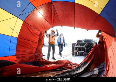 Depuis Gstaad, célèbre montgolfière suisse en France, le principal site touristique de France organise des vols en montgolfière à haute altitude au-dessus des Alpes suisses, Gstaad, Alpes suisses, 2011. Photos de David Lefranc/ ABACAPRESS.COM au dépôt de Gstaad,célèbre station suisse, France Montgollières, leader en France du tourisme aérostatique organiser des vols en haute altitude en montgolfie au dessus des Alpes Suisses, gstaad, alpes suisses, 2011. Photos par Lefranc David / ABACAPRESS.COM Banque D'Images