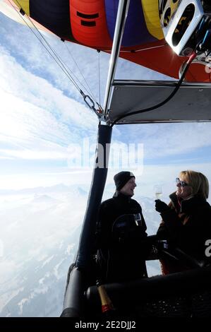 Depuis Gstaad, célèbre montgolfière suisse en France, le principal site touristique de France organise des vols en montgolfière à haute altitude au-dessus des Alpes suisses, Gstaad, Alpes suisses, 2011. Photos de David Lefranc/ ABACAPRESS.COM au dépôt de Gstaad,célèbre station suisse, France Montgollières, leader en France du tourisme aérostatique organiser des vols en haute altitude en montgolfie au dessus des Alpes Suisses, gstaad, alpes suisses, 2011. Photos par Lefranc David / ABACAPRESS.COM Banque D'Images