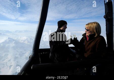 Depuis Gstaad, célèbre montgolfière suisse en France, le principal site touristique de France organise des vols en montgolfière à haute altitude au-dessus des Alpes suisses, Gstaad, Alpes suisses, 2011. Photos de David Lefranc/ ABACAPRESS.COM au dépôt de Gstaad,célèbre station suisse, France Montgollières, leader en France du tourisme aérostatique organiser des vols en haute altitude en montgolfie au dessus des Alpes Suisses, gstaad, alpes suisses, 2011. Photos par Lefranc David / ABACAPRESS.COM Banque D'Images