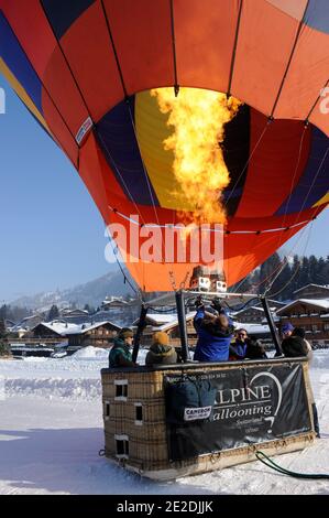 Depuis Gstaad, célèbre montgolfière suisse en France, le principal site touristique de France organise des vols en montgolfière à haute altitude au-dessus des Alpes suisses, Gstaad, Alpes suisses, 2011. Photos de David Lefranc/ ABACAPRESS.COM au dépôt de Gstaad,célèbre station suisse, France Montgollières, leader en France du tourisme aérostatique organiser des vols en haute altitude en montgolfie au dessus des Alpes Suisses, gstaad, alpes suisses, 2011. Photos par Lefranc David / ABACAPRESS.COM Banque D'Images