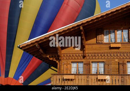 Depuis Gstaad, célèbre montgolfière suisse en France, le principal site touristique de France organise des vols en montgolfière à haute altitude au-dessus des Alpes suisses, Gstaad, Alpes suisses, 2011. Photos de David Lefranc/ ABACAPRESS.COM au dépôt de Gstaad,célèbre station suisse, France Montgollières, leader en France du tourisme aérostatique organiser des vols en haute altitude en montgolfie au dessus des Alpes Suisses, gstaad, alpes suisses, 2011. Photos par Lefranc David / ABACAPRESS.COM Banque D'Images