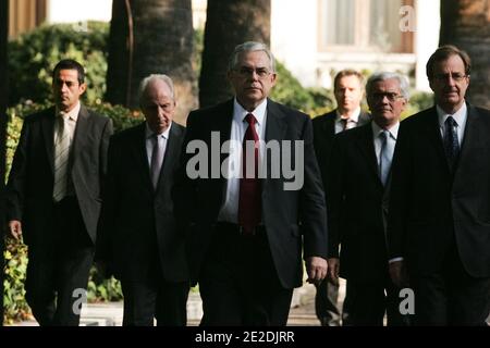 Le nouveau Premier ministre grec Lucas Papademos quitte le palais présidentiel grec à Athensin Athènes, Grèce, le 10 novembre 2011. Le président grec Carolos Papoulias a conçu jeudi l'ancien vice-président de la Banque centrale européenne Lucas Papademos pour former un nouveau gouvernement, a déclaré le chef du bureau de l'État. Photo de Sophia Petrova/ABACAPRESS.COM Banque D'Images