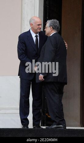 Le 11 novembre 2011, le nouveau Premier ministre grec Lucas Papademos, à droite, tremble la main avec le Premier ministre sortant George Papandreou au manoir Maximos d'Athènes, en Grèce. Le nouveau Cabinet intérimaire de la Grèce a prêté serment vendredi, avec l'ancien vice-président de la Banque centrale européenne Lucas Papademos à sa tête en tant que Premier ministre et le poste clé de ministre des Finances inchangé. Photo de Sophia Petrova/ABACAPRESS.COM Banque D'Images
