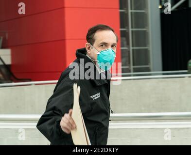 New York, États-Unis. 13 janvier 2021. Le 13 janvier 2021, le commissaire du département de la Santé du NYS, le Dr Howard Zucker, se présente à l'ouverture du site de vaccination au Centre Jacob Javits de New York. À l'intérieur de cette zone, des bureaux d'administration des vaccins ont été mis en place, ainsi que des gousses pour la vaccination privée des personnes handicapées et de ceux qui en feraient la demande. (Photo de Lev Radin/Sipa USA) crédit: SIPA USA/Alay Live News Banque D'Images