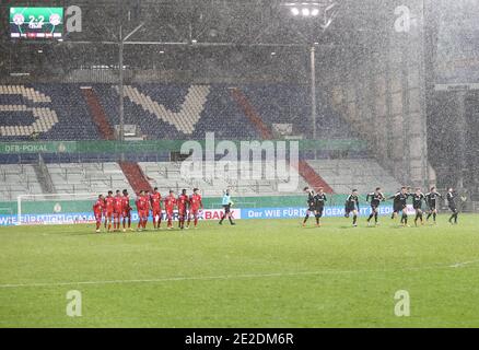 Kiel, Allemagne. 13 janvier 2021. Football: Coupe DFB, Holstein Kiel - Bayern Munich, 2ème tour au stade Holstein. Les joueurs de Kiel (r) célèbrent leur victoire après une fusillade de pénalité. NOTE IMPORTANTE: Conformément aux règlements de la DFL Deutsche Fußball Liga et de la DFB Deutscher Fußball-Bund, il est interdit d'utiliser ou d'avoir utilisé des photos prises dans le stade et/ou du match sous forme de séquences d'images et/ou de séries de photos de type vidéo. Credit: Christian Charisius/dpa/Alay Live News Banque D'Images