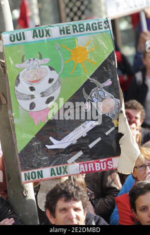 Marche de manifestation des opposés à l'aéroport de notre-Dame-des-Landes, pres de Nantes (Loire-Atlantique) le 12 novembre 2011 a Paris, France. Parti de notre-Dames-des-Landes le 6 novembre 2011, ce tracto velo a rejoint Paris et se dirige vers le Senat. Photo de Laetitia Notarianni/ABACAPRESS.COM. Banque D'Images