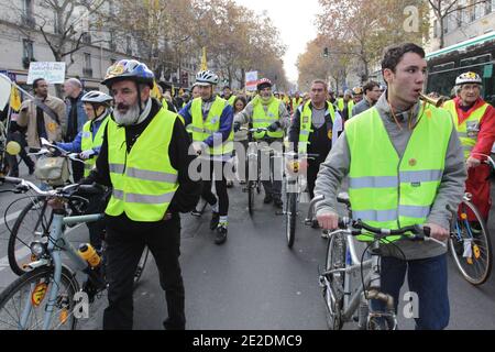 Marche de manifestation des opposés à l'aéroport de notre-Dame-des-Landes, pres de Nantes (Loire-Atlantique) le 12 novembre 2011 a Paris, France. Parti de notre-Dames-des-Landes le 6 novembre 2011, ce tracto velo a rejoint Paris et se dirige vers le Senat. Photo de Laetitia Notarianni/ABACAPRESS.COM. Banque D'Images