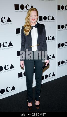 Dakota Johnson participant au Gala annuel du MOCA, un manifeste de la vie des artistes mettant en vedette la direction artistique de Marina Abramovic, qui s'est tenu à la MOCA Grand Avenue à Los Angeles, Californie, le 12 novembre 2011. Photo de Tonya Wise/ABACAPRESS.COM Banque D'Images